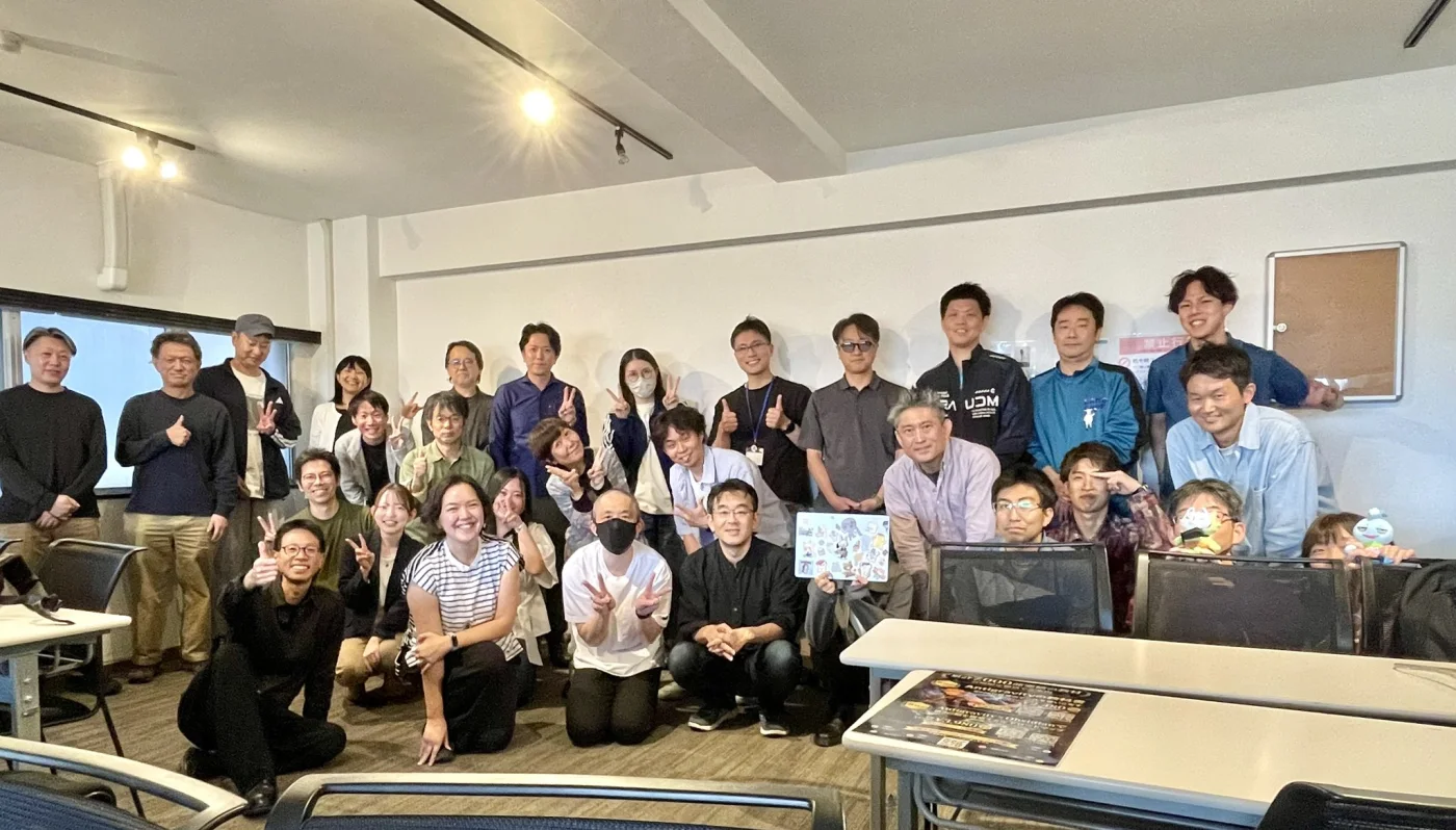 全国ツアーの会場で参加者が並ぶ集合写真